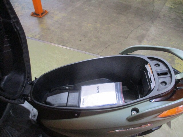 アクシスＺはこの広いメットインも本当に人気ですよ！正に通勤ための２種スクーター！車重も僅か１００ｋｇ